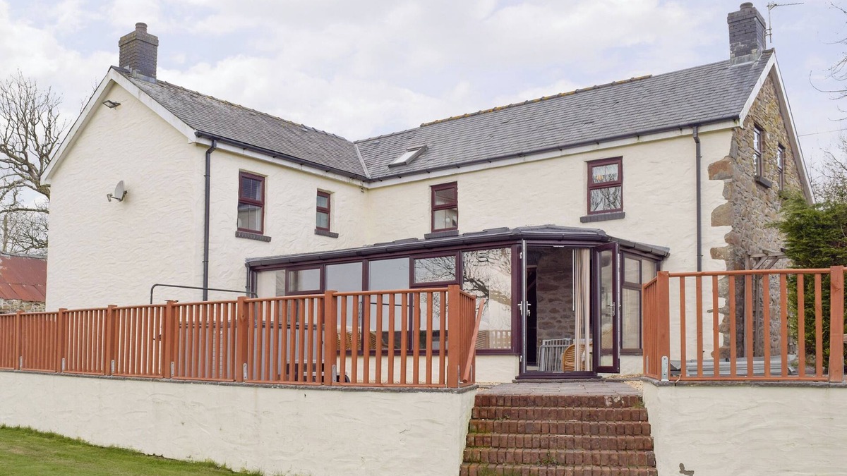Whitland Cottage | 5 bedroom accommodation in Glandwr, near Narbeth