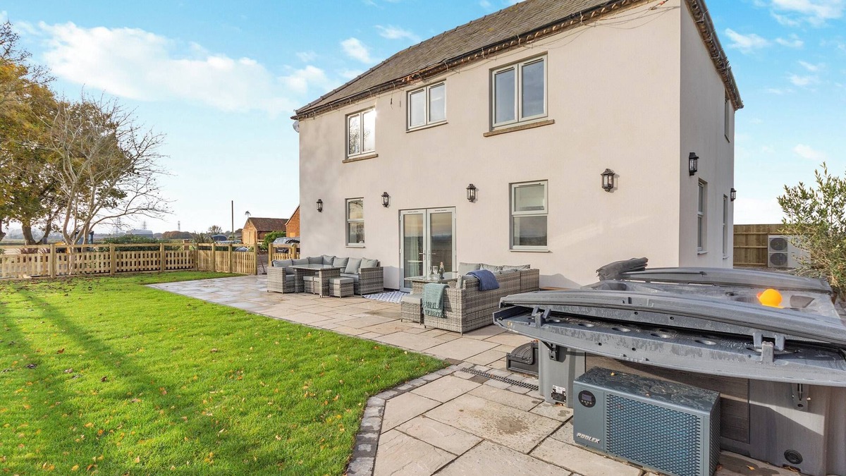 Thorpe Cottage | 5 bedroom accommodation in East Stoke, near Newark