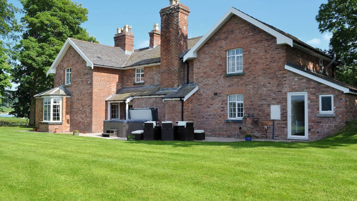 Newtown Cottage | 5 bedroom accommodation in Newtown