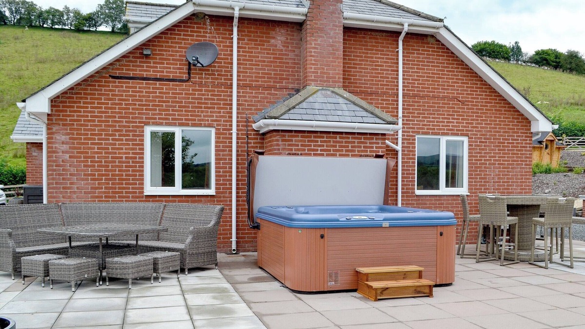 Tirabad Cottage | 5 bedroom accommodation in Llananno, near Llandrindod Wells