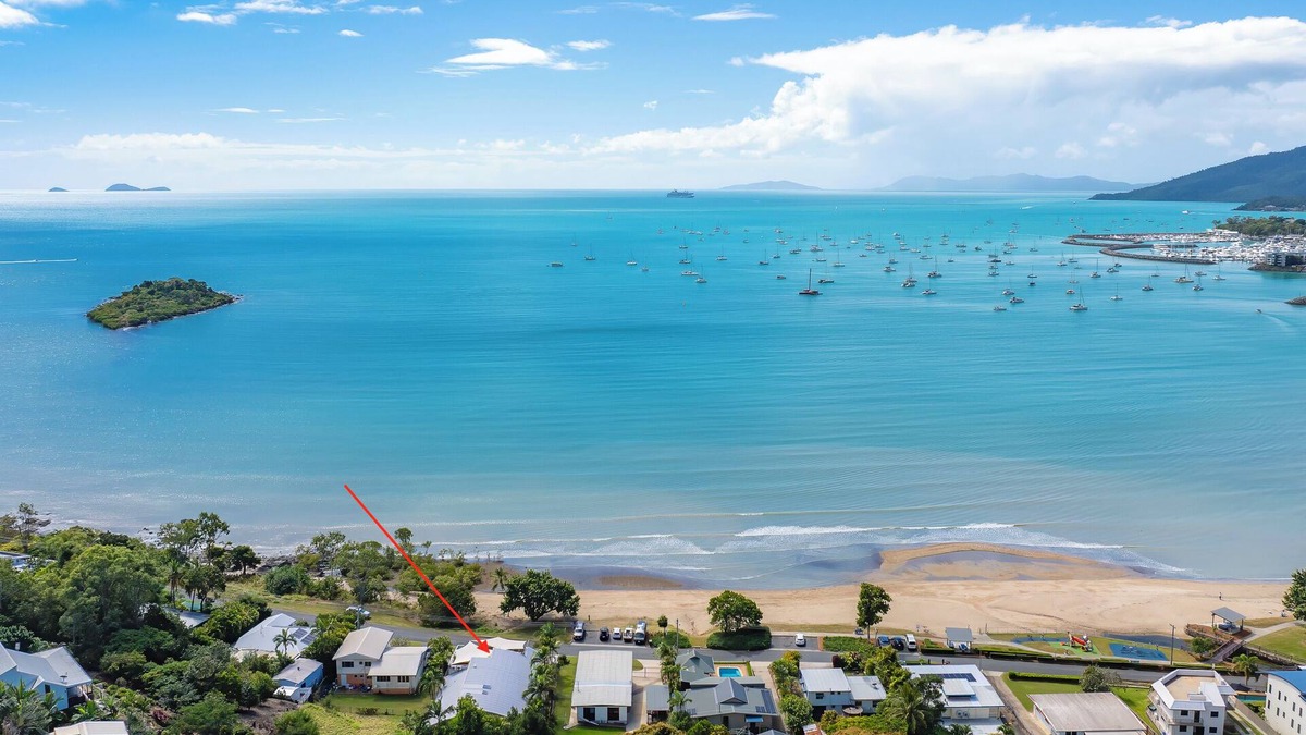 Cannonvale Apartment | 5 Bedroom Apartment with pool just steps from the beach