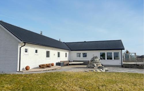 Bogoyvaer House | 5 Bedroom Beautiful Home In Kverva
