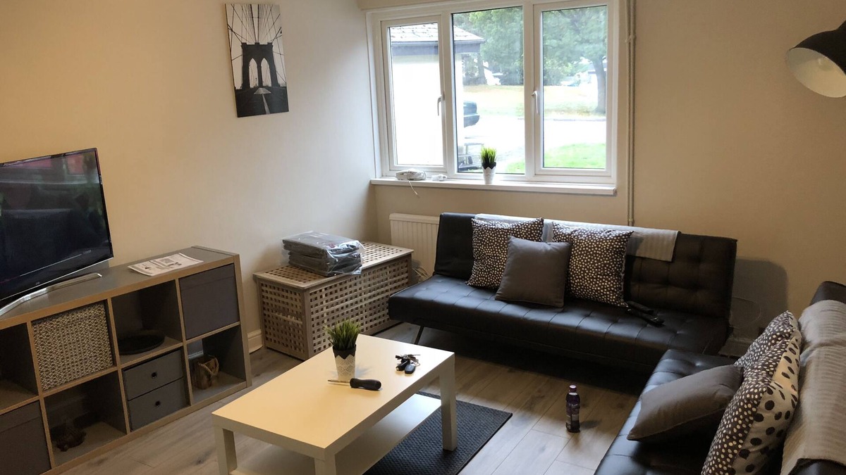 Camberley House | 5 Bedroom Camberley Airport Accommodation