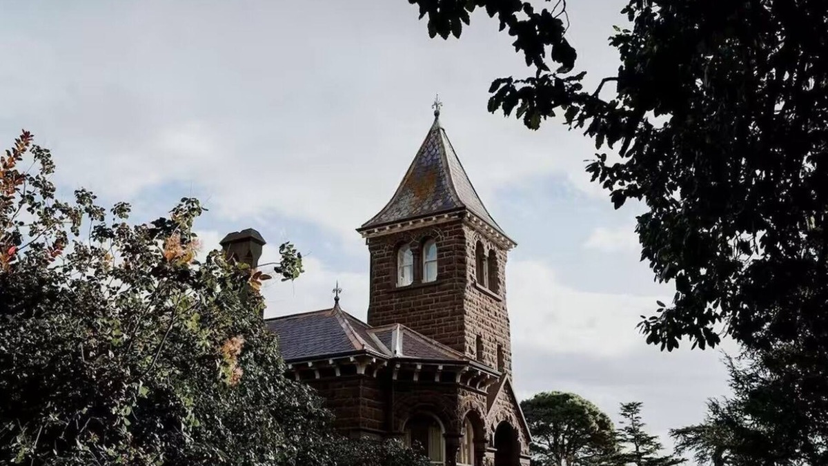 Penshurst House | 5 Bedroom “Château Kolor” in Penshurst, Western District Victoria near Dunkeld