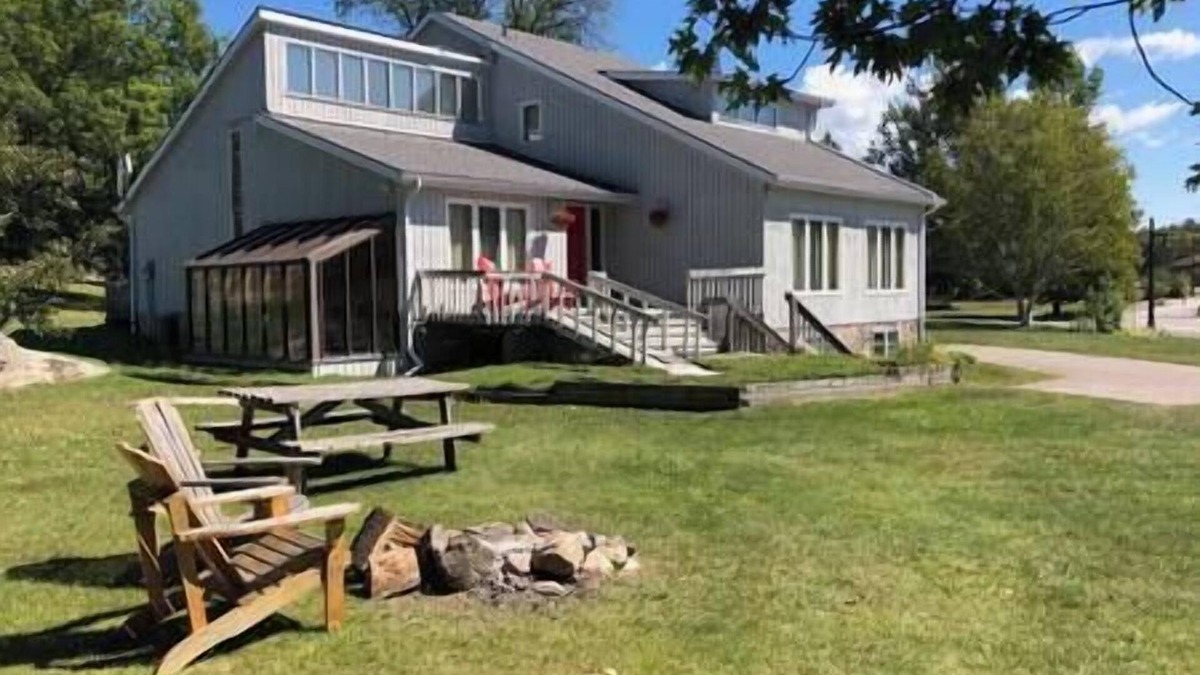 Honey Harbour House | 5 Bedroom Cottage on Georgian Bay - The Victoria