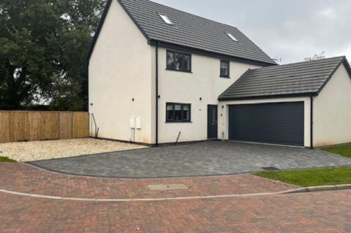 Grimsby Villa | 5-Bedroom Cottage in New Waltham, Grimsby
