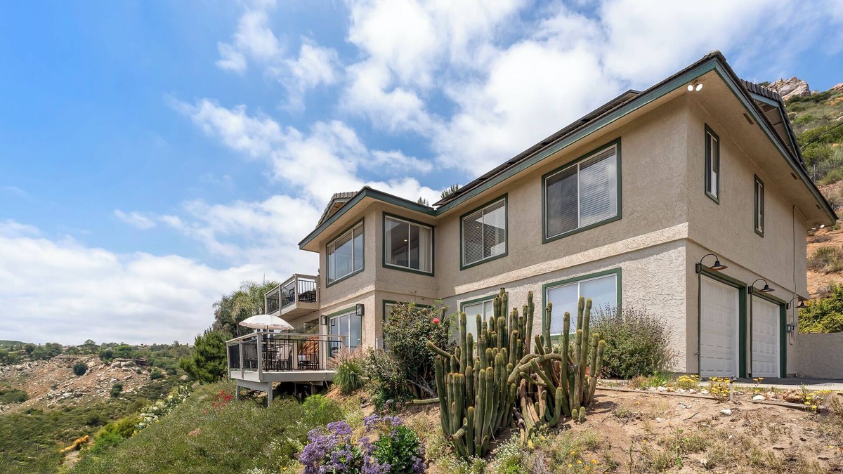 North Ridge House | 5-Bedroom Dual-Unit Retreat on 9.5 Acres – Perfect for Multi-Family Stays