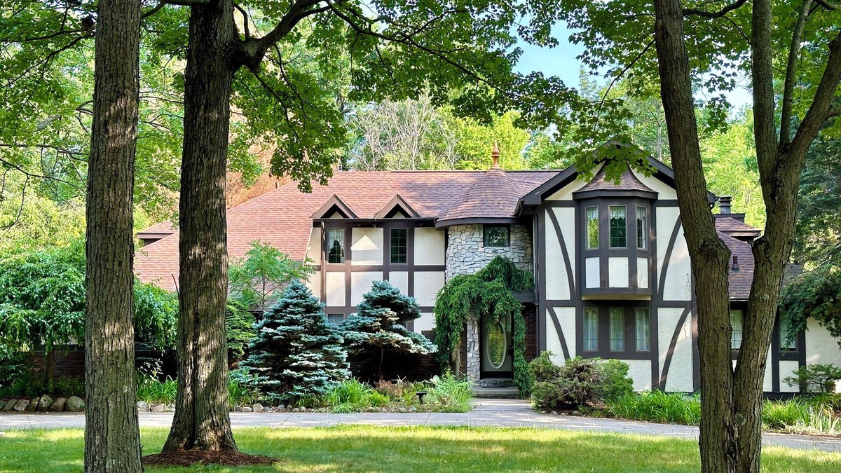 Shaftsburg House | 5-Bedroom Estate – 12 acres, Huge Space, Fast WiFi, Fitness Room, & More!