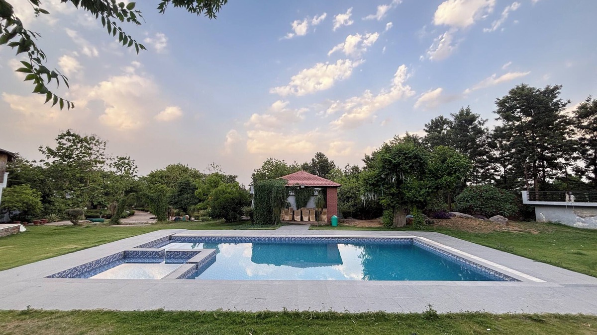 Gurugram Resort | 5-bedroom Farm Stay WiFi, AC, fitness room with Pool Party Luxury farmhouse