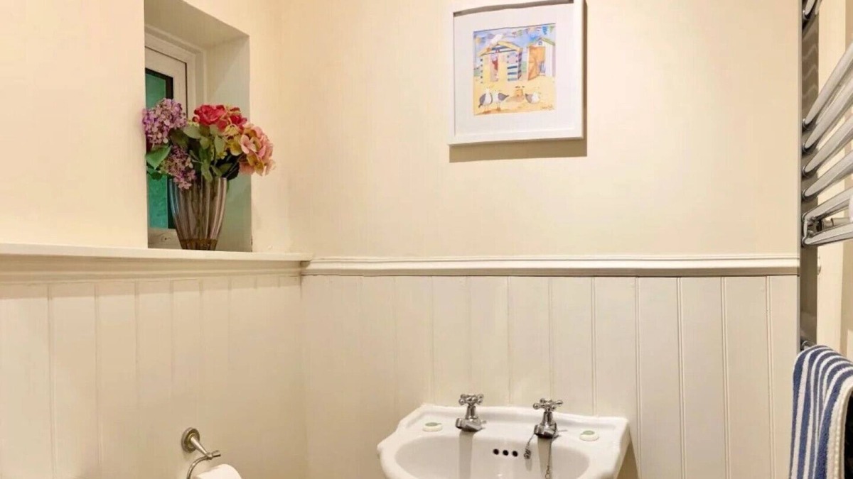 Grove Cottage | 5 Bedroom House in Kingston