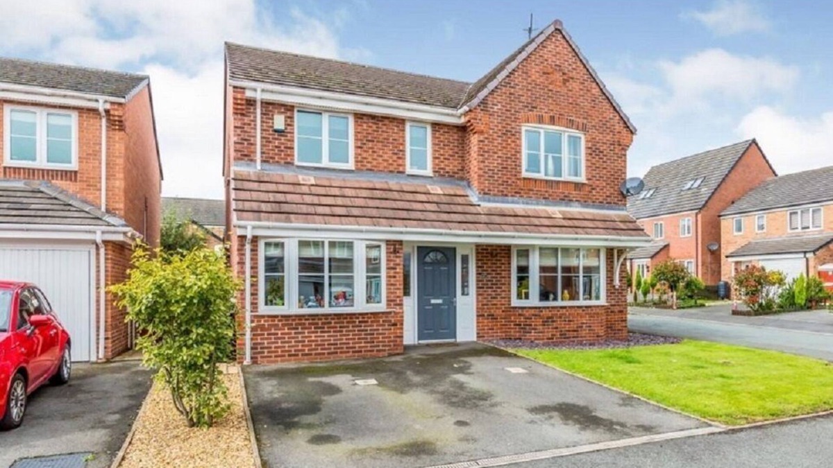Newcastle-Under-Lyme House | 5 BEDROOM/4 BATHROOM MODERN DETACHED HOUSE