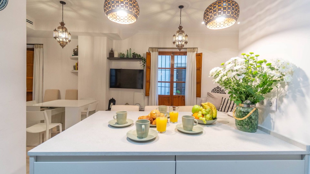 Santa Cruz House | 5-Bedroom Gem House in the Heart of Seville. 5 min from the cathedral
