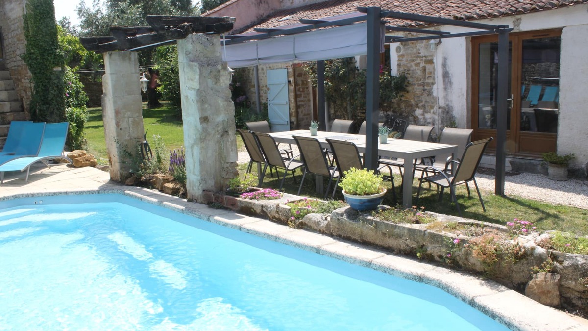 La Chapelle-Themer House | 5 bedroom gite with private pool in village setting