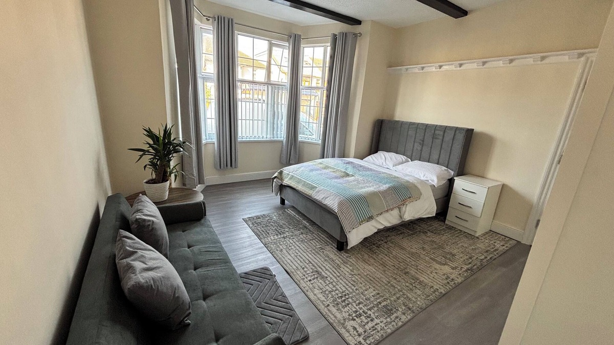 Luton House | 5 Bedroom Holiday Home Luton