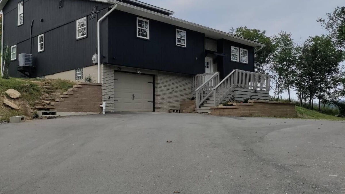 Bentleyville House | 5-bedroom house on open lot in Bentleyville with spacious kitchen and LR.