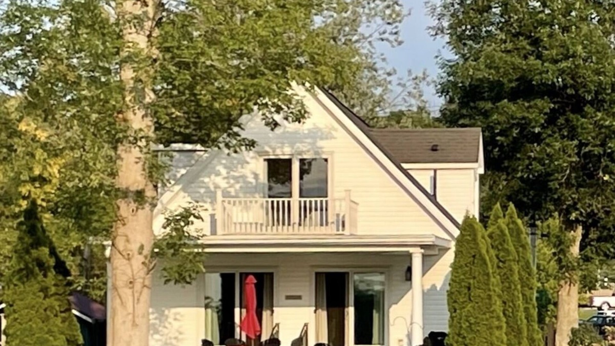 Lakeville House | 5 Bedroom Lake House on quiet street, walk to town