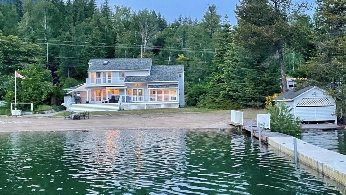 Nelson House | 5 Bedroom Lakefront Home w/Sauna & Office - 40 minutes to Whitewater