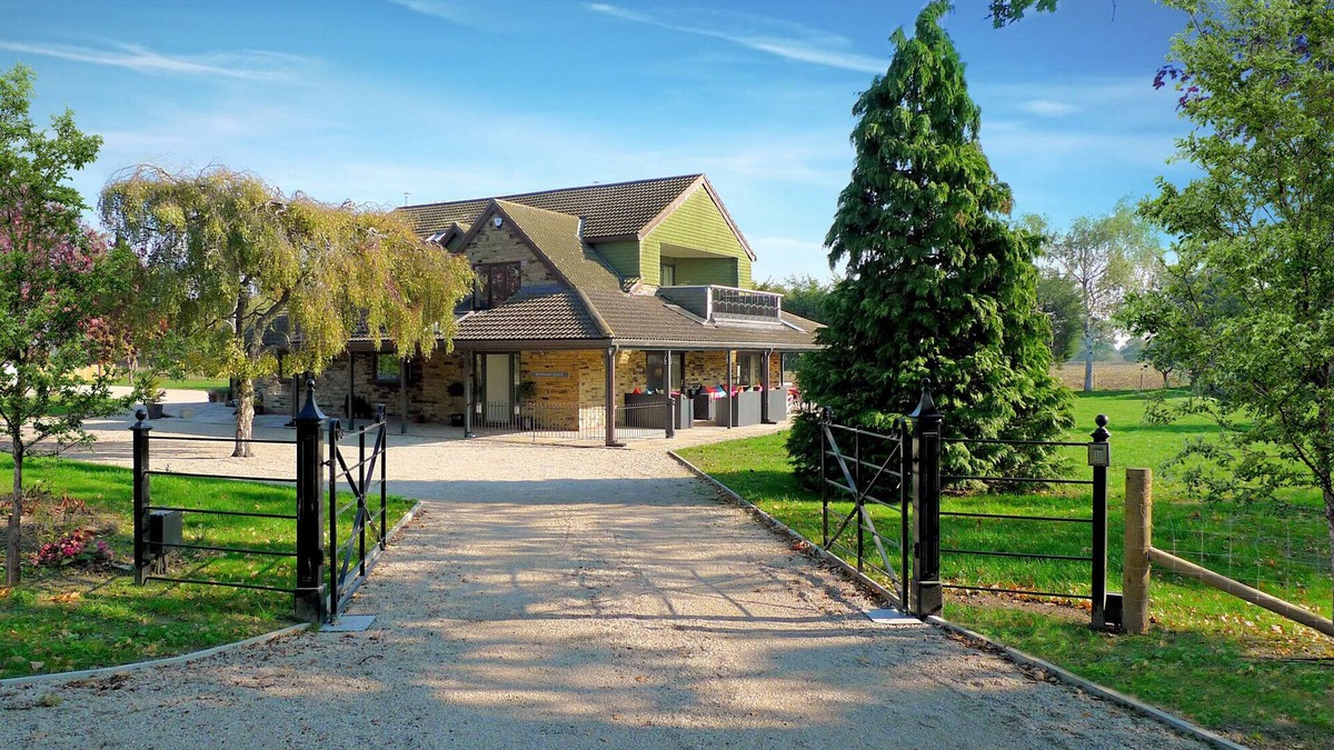 Goole House | 5 bedroom luxury retreat set in 1.3 acres of landscaped grounds with hot tub