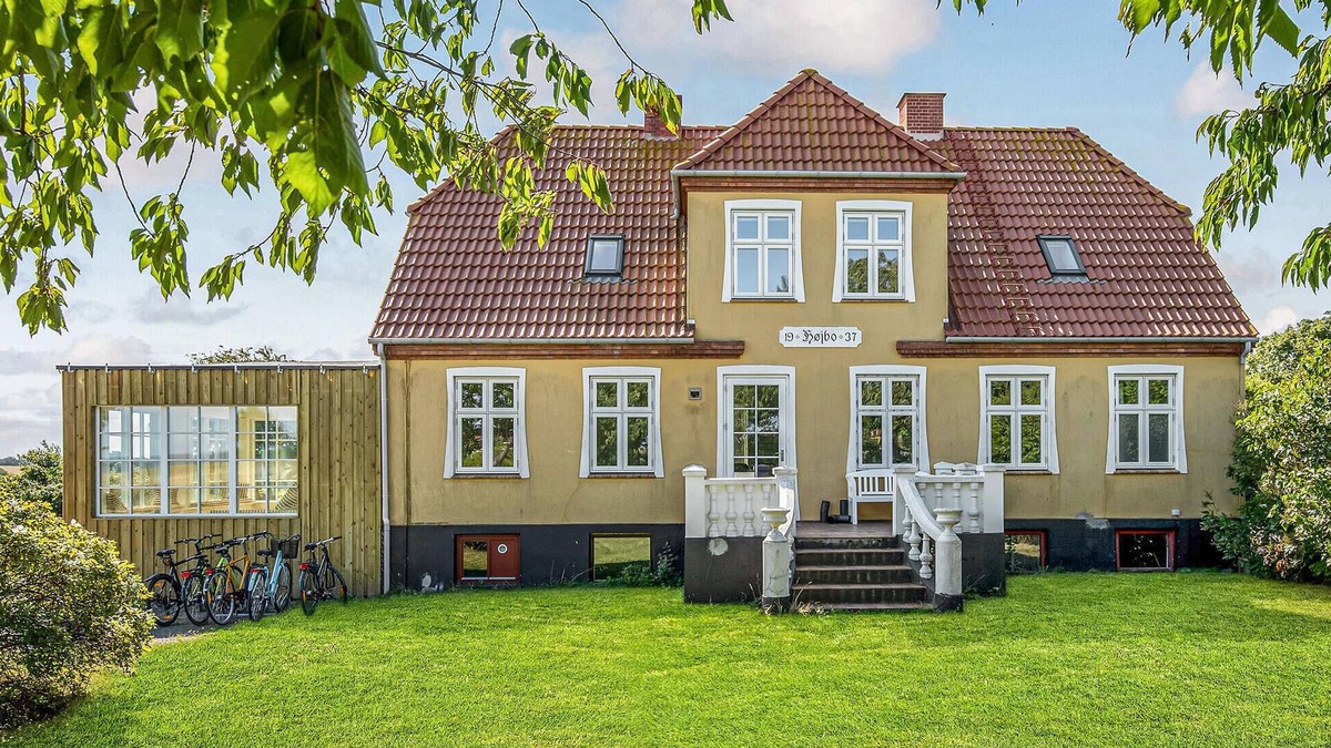 Listed House | 5 bedroom nice home in Svaneke