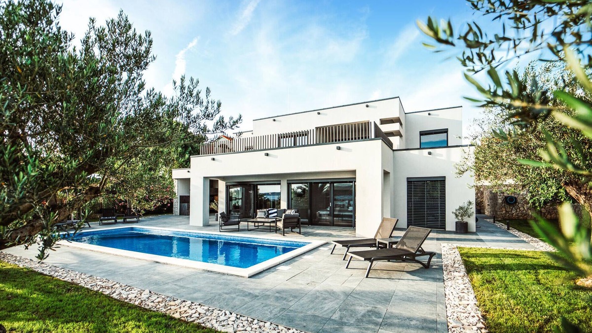 Rtina House | 5 bedroom stunning home in Razanac