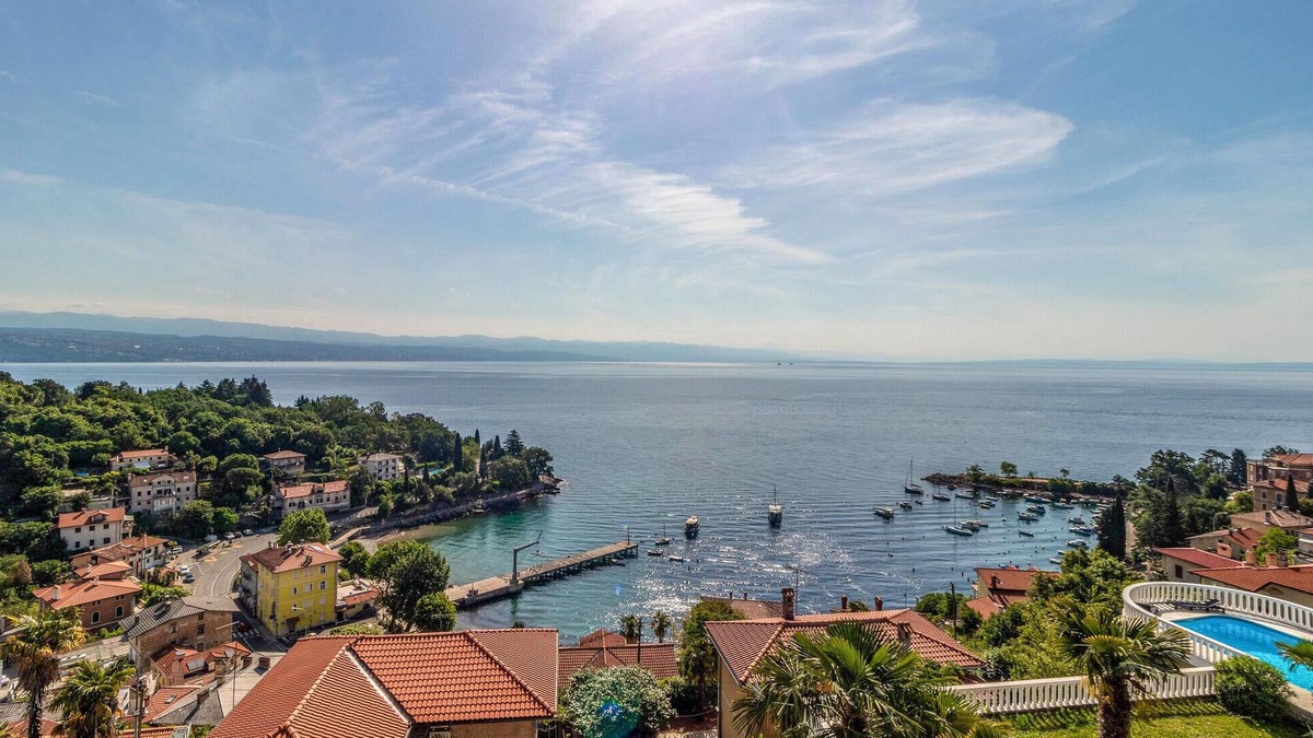 Ika House | 5 bedroom stunning home in Ika