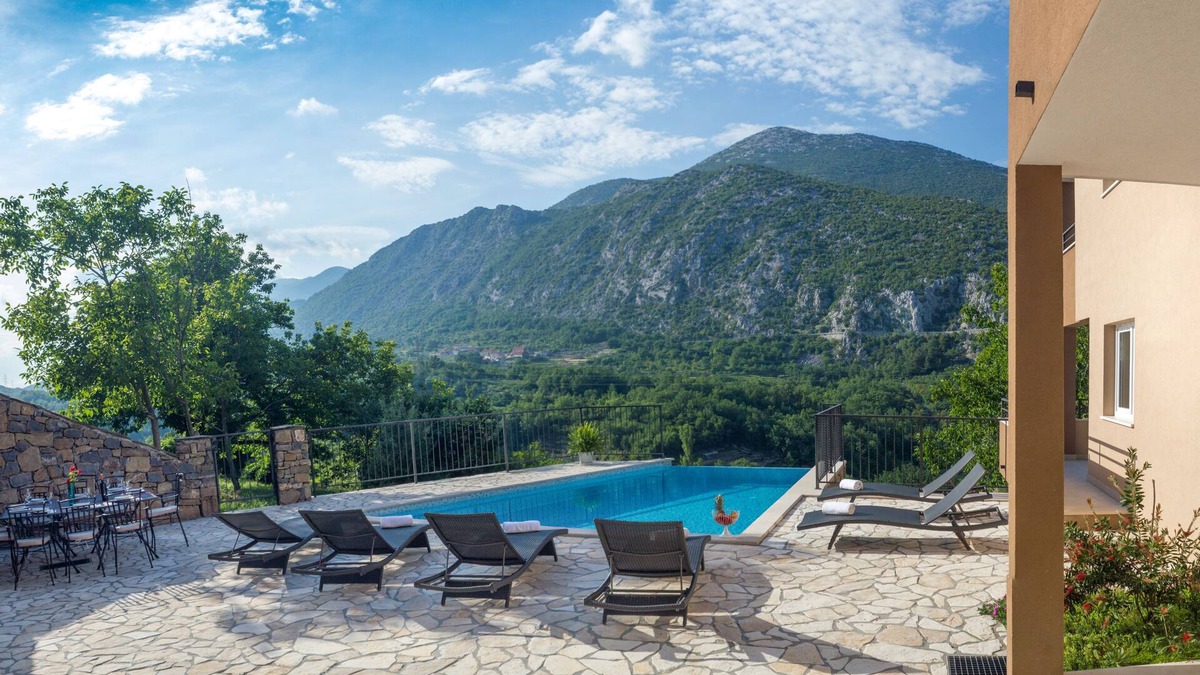 Omis Villa | ☀️5-bedroom villa, heated salt water pool, sauna, whirpool, close to the sea.