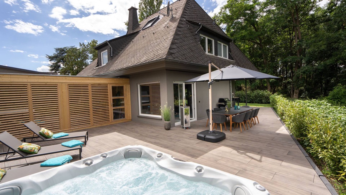 Niedermendig Villa | 5 Bedroom Villa in Mendig