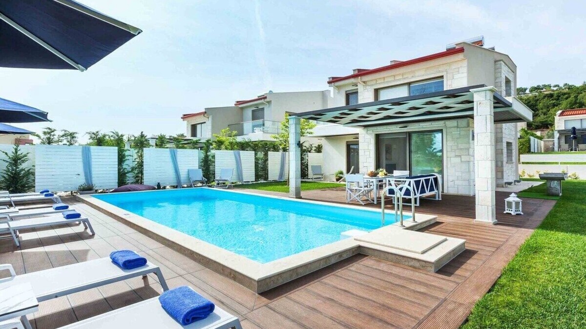 Pefkochori Villa | 5-Bedroom Villa w/Pool & Garden – Near Beach