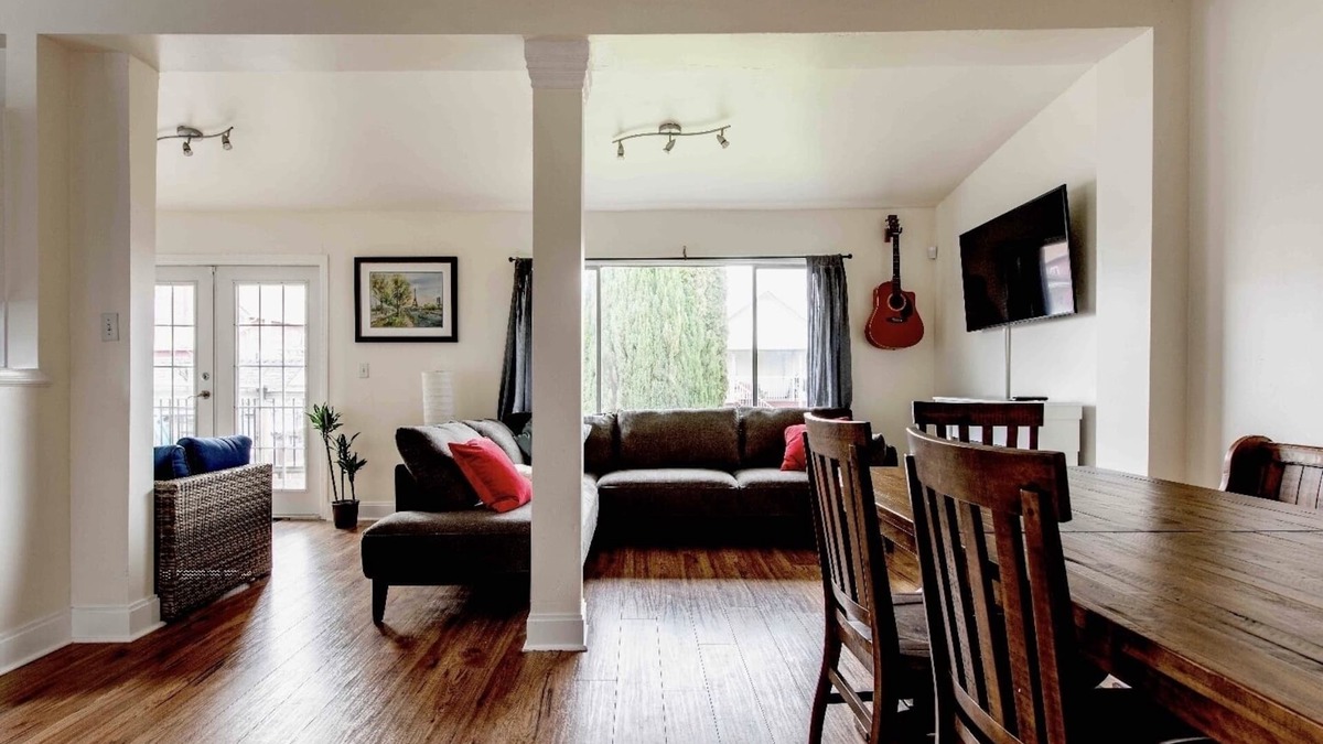 Kensington-Cedar Cottage House | 5 bedroom, whole house, totally private and centrally located