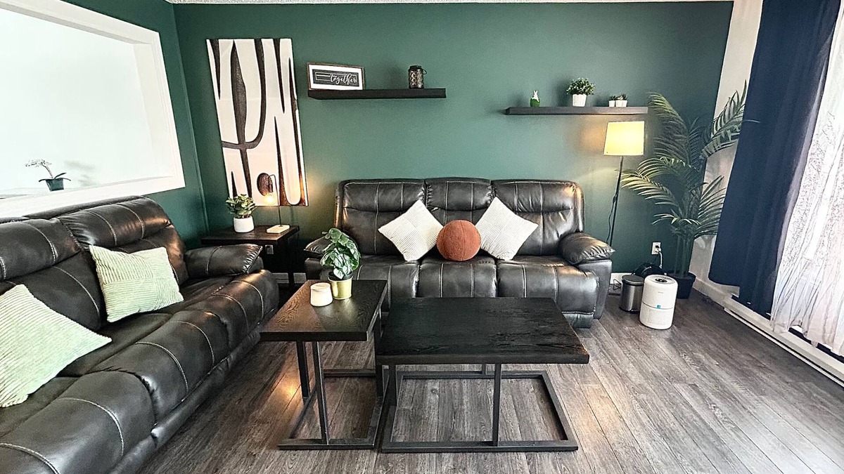 Thompson House | 5 Bedrooms, 2 Kitchens, Free Parking, Newly Renovated