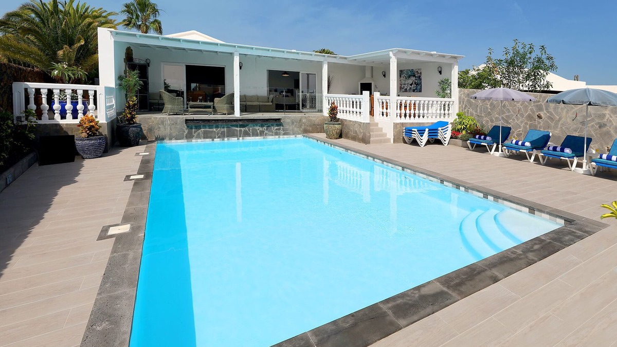 Los Mojones Villa | 5 Bedrooms, 4 bathrooms, sleeps 12 persons, heated Pool, Free Wifi & A/C