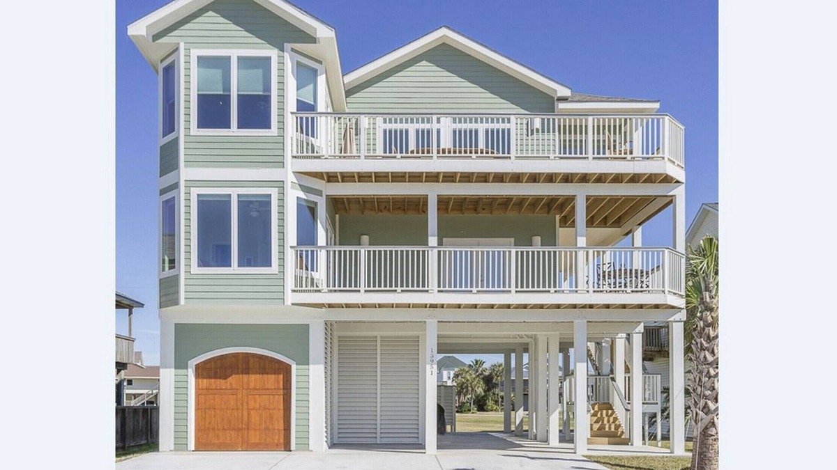Pirates Beach House | 5 BEDROOMS, 41/2 BATHS, PIRATES BEACH. GOLF CART INCLUDED!
