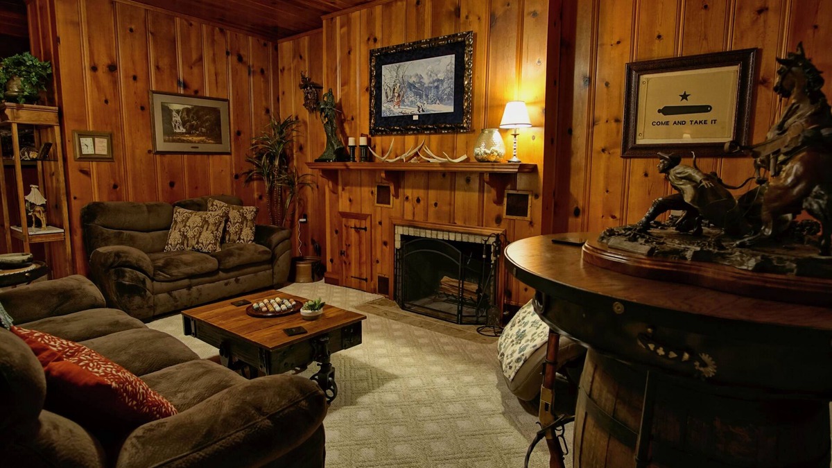 Glen Rose House | 5 Bedrooms, 5.5 Baths, covered porches, hot tub, game room, walk to the square.