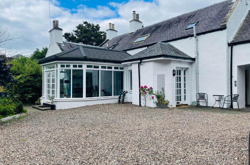 Lundin Links House | 5 bedrooms sleeps 10-12 free wifi & parking garden