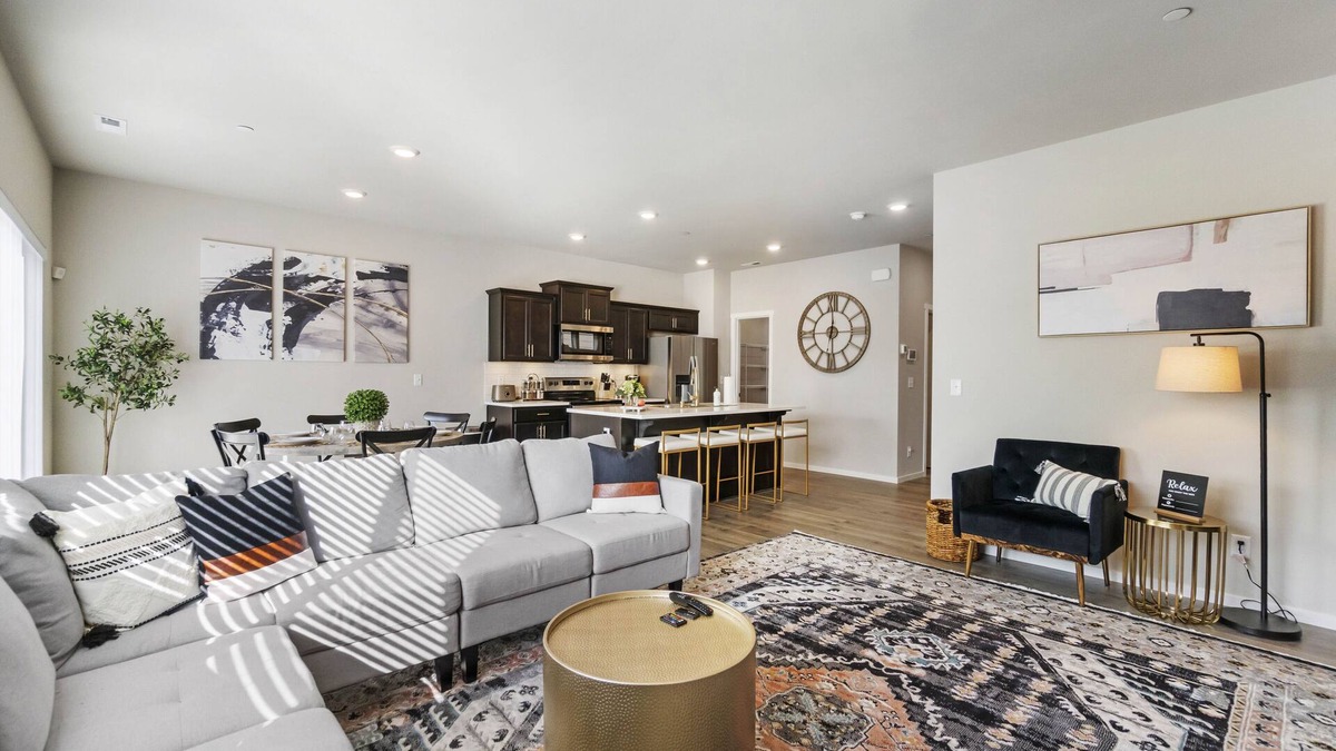 Puyallup House | 5 Bedrooms, Theater Room, Kid-Friendly, Perfect For Big Groups