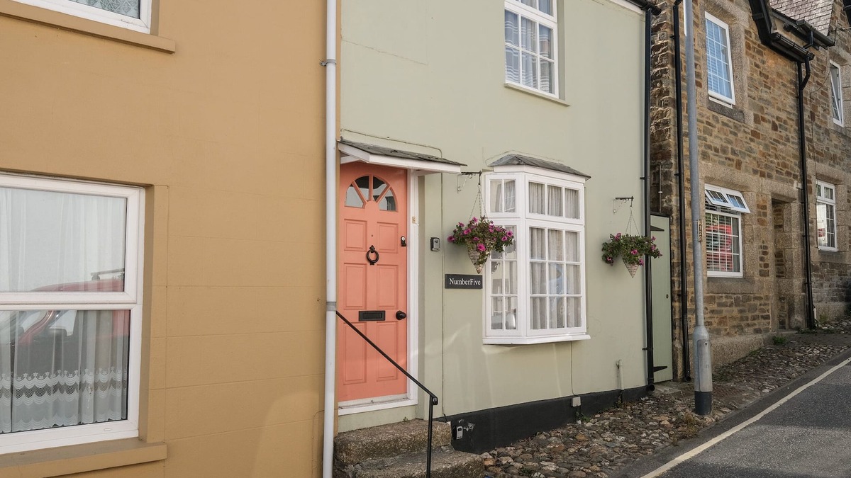 Lostwithiel Cottage | 5 BODMIN HILL, pet friendly, character holiday cottage in Lostwithiel