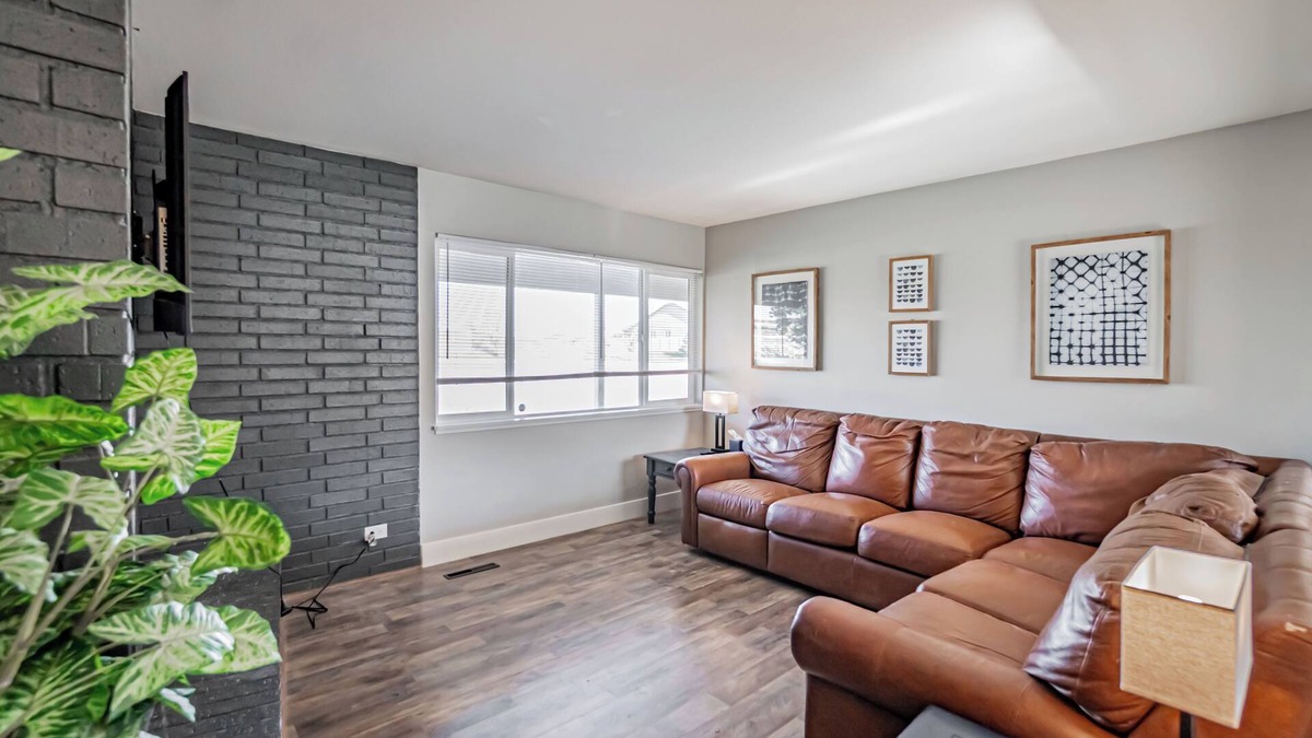 Caldwell House | 5 BR-2 Kings, 2 Fridges, Contractors/Insurance