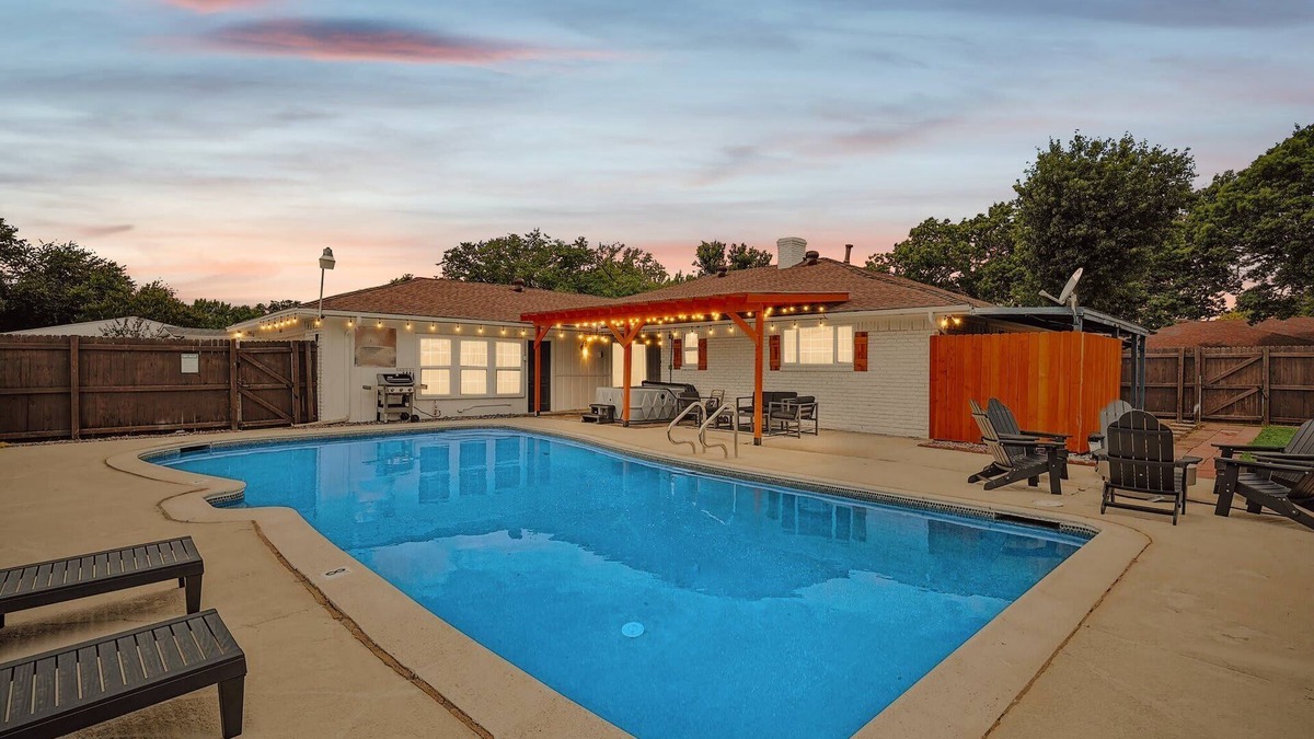 DeSoto House | 5-BR Relaxing Retreat with Pool, Hot tub, Fire Pit