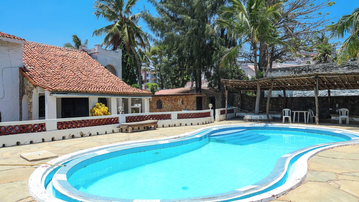 Bamburi Villa | 5 br villa All En-suite with swimming pool 2 mins to the beach in Nyali Mombasa