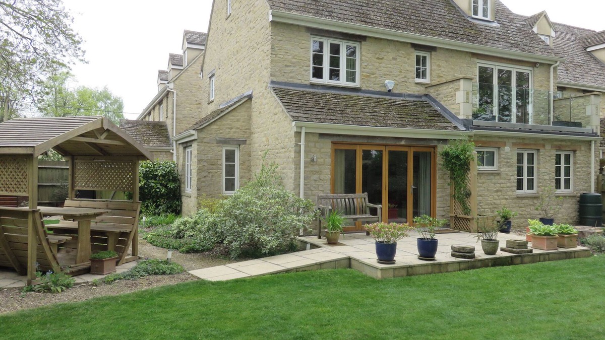 Burford Cottage | 5 BURFORD MEWS, family friendly, with a garden in Burford