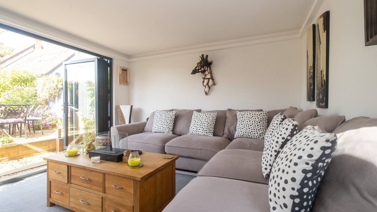 Knodishall Cottage | 5 Burrells Cottages - sleeps 4 guests in 2 bedrooms