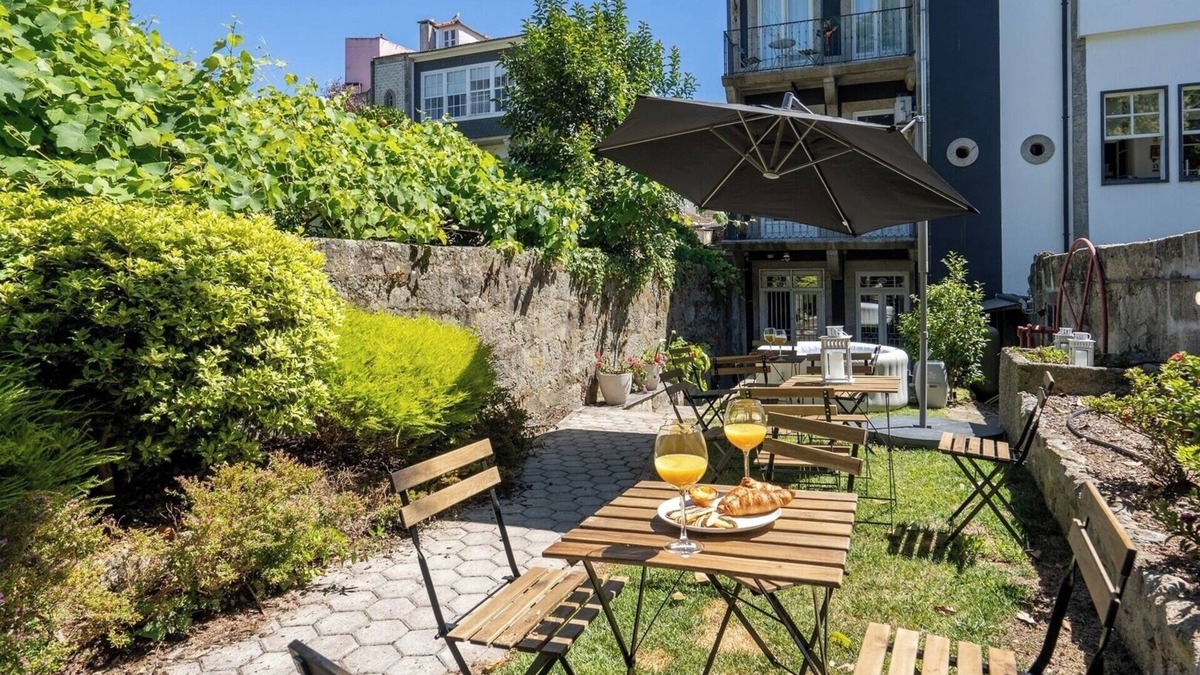 Lordelo do Ouro e Massarelos Apartment | 5 Captivating Rustic Flats w/Jacuzzi and Garden