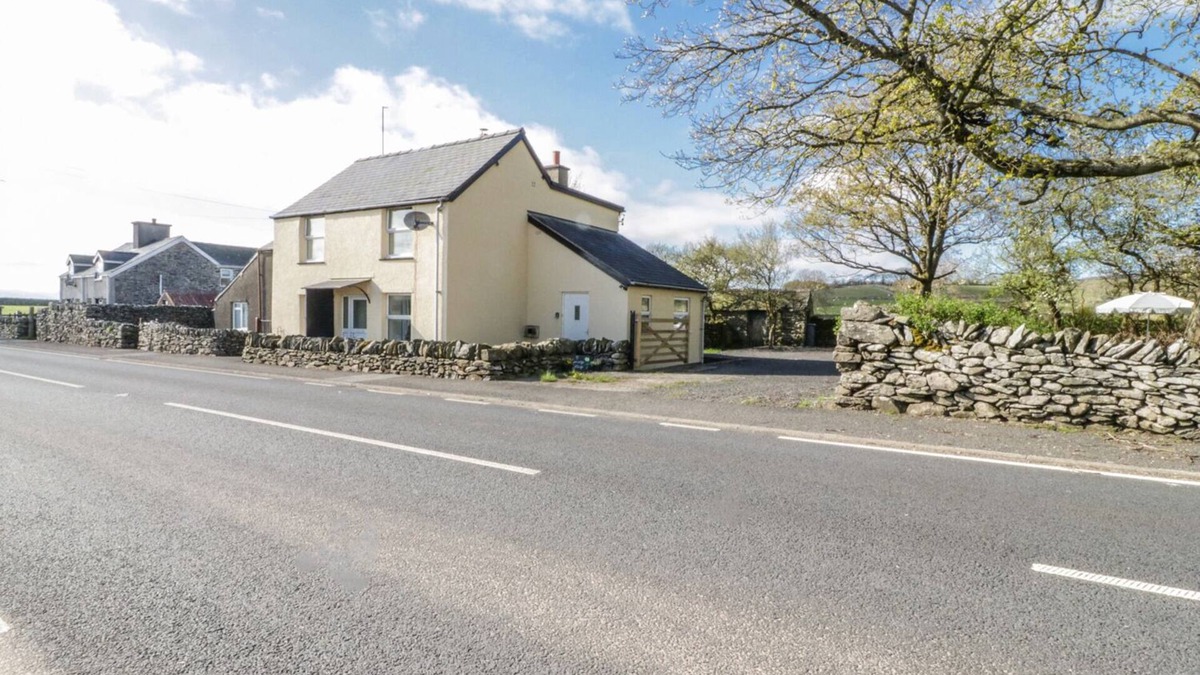 Pentre-Foelas Cottage | 5 CEIRNIOGE COTTAGES, family friendly, with open fire in Pentrefoelas