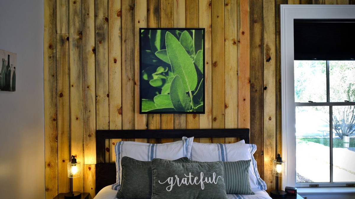 Snowflake Hotel | #5 Charming Room in Historic House, Sage Suite