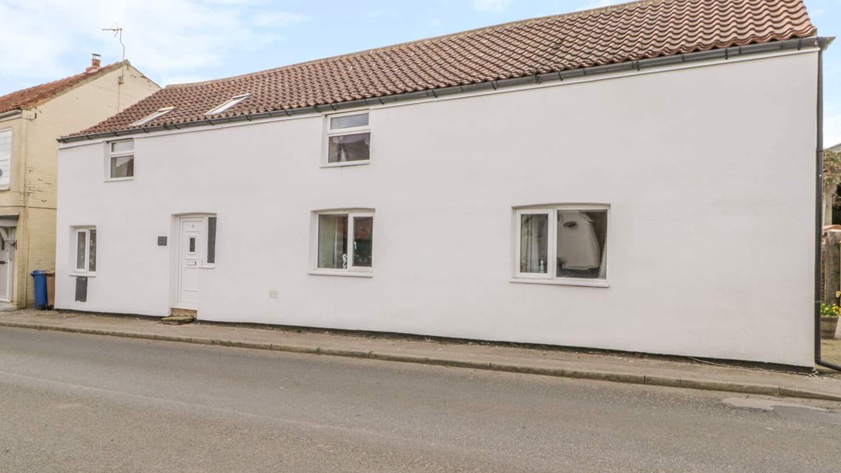 Bempton Cottage | 5 CLIFF LANE, pet friendly, character holiday cottage in Bempton