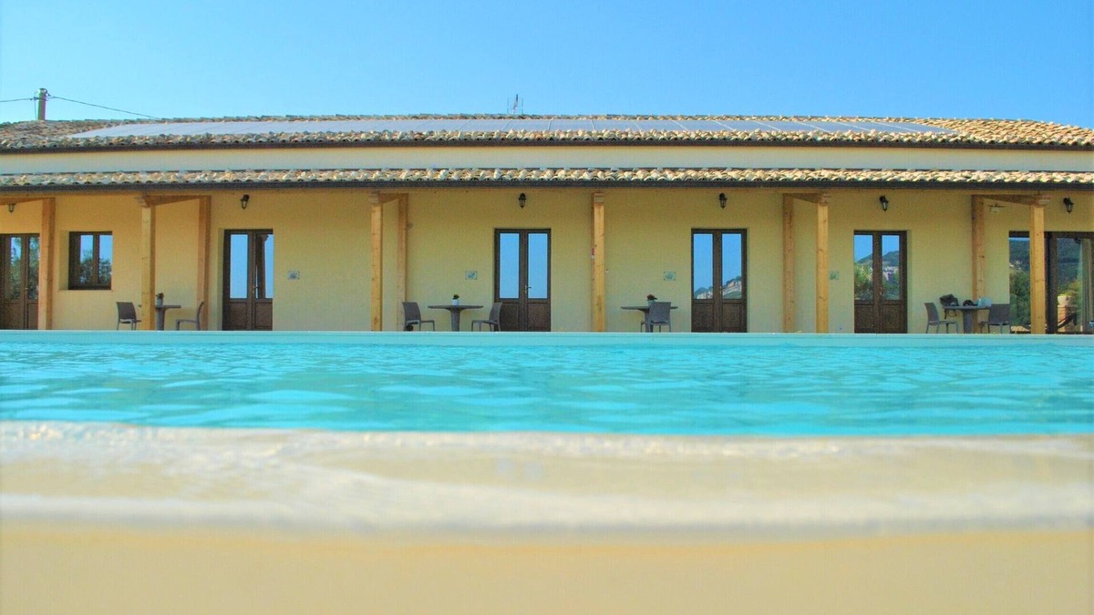 Chiaramonte Gulfi Villa | 5 cottages overlooking the Sicilian countryside, suitable for families