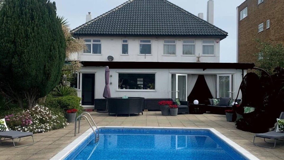 Cliftonville House | 5 double bedroom Art Deco Villa by the sea with heated pool