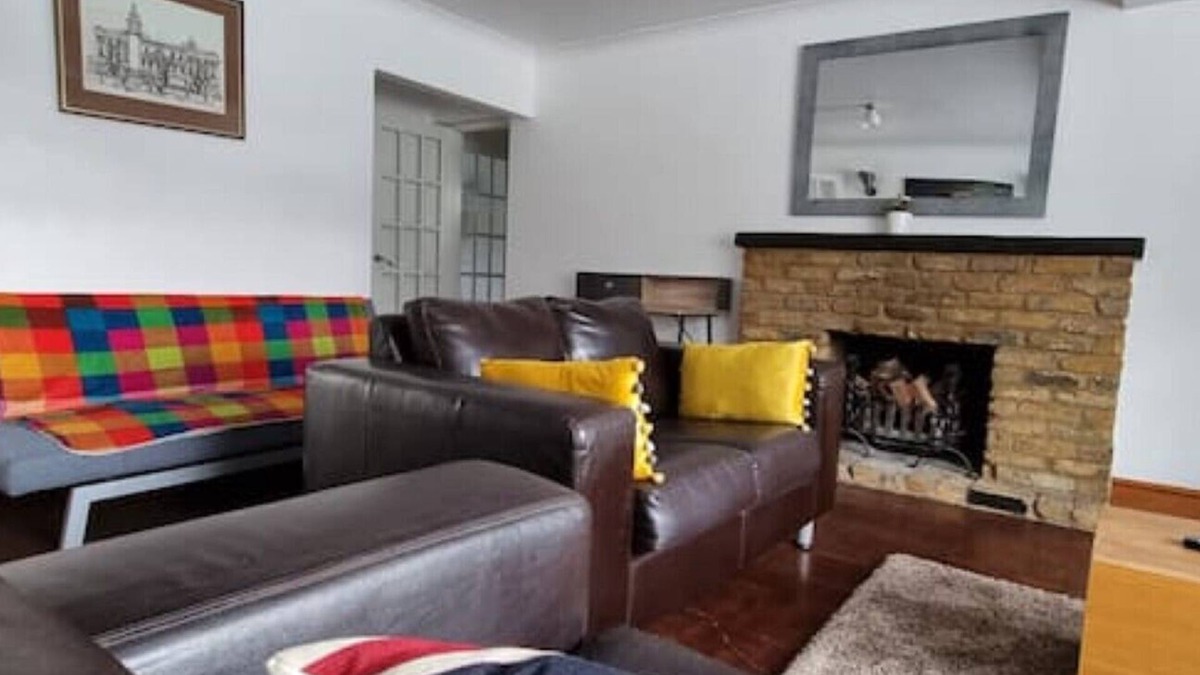 Waltham Cross House | 5 double beds in a detached house in Cheshunt with free parking.