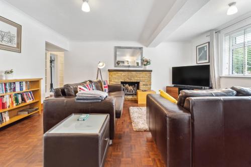 Waltham Cross House | 5 double beds in a detached house in Cheshunt