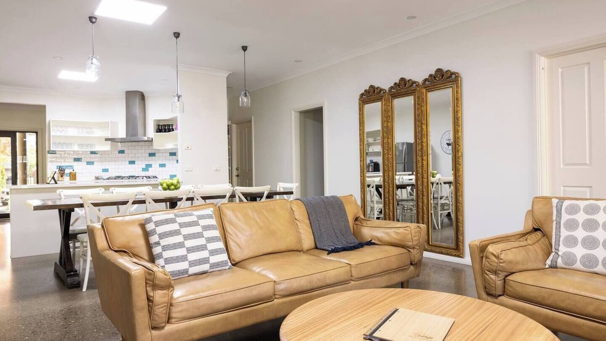 Bright House | 5 ensuite bedrooms - Pool - King beds - 7mins easy walk to town. Walk everywhere